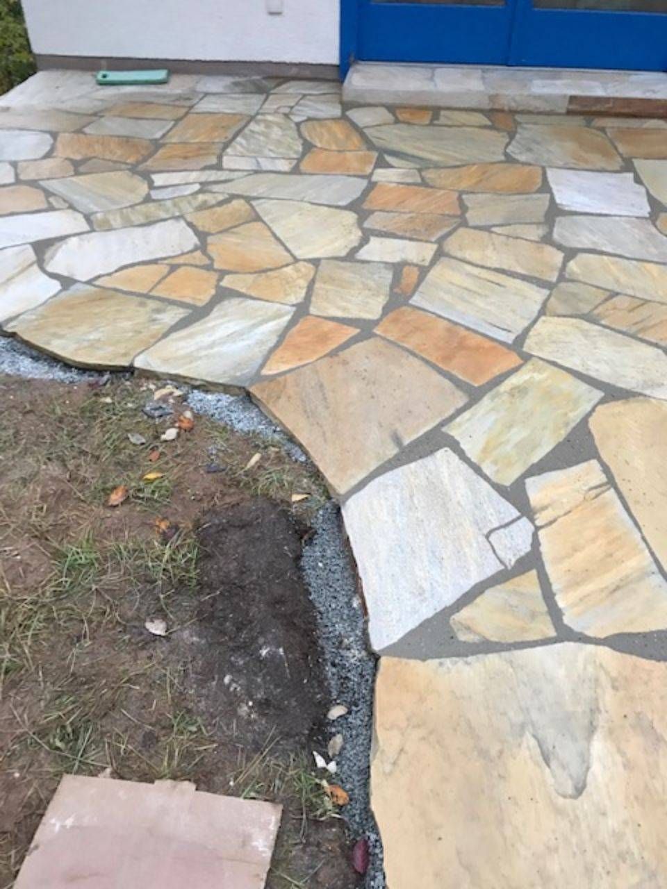 Terrasse aus Naturstein, angelegt von ÖKo Gartenbau