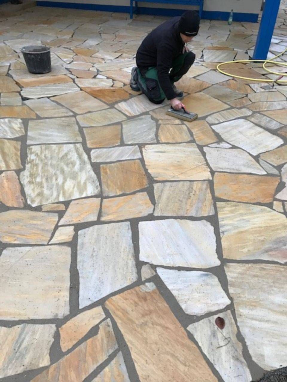 Terrasse aus Naturstein, angelegt von ÖKo Gartenbau