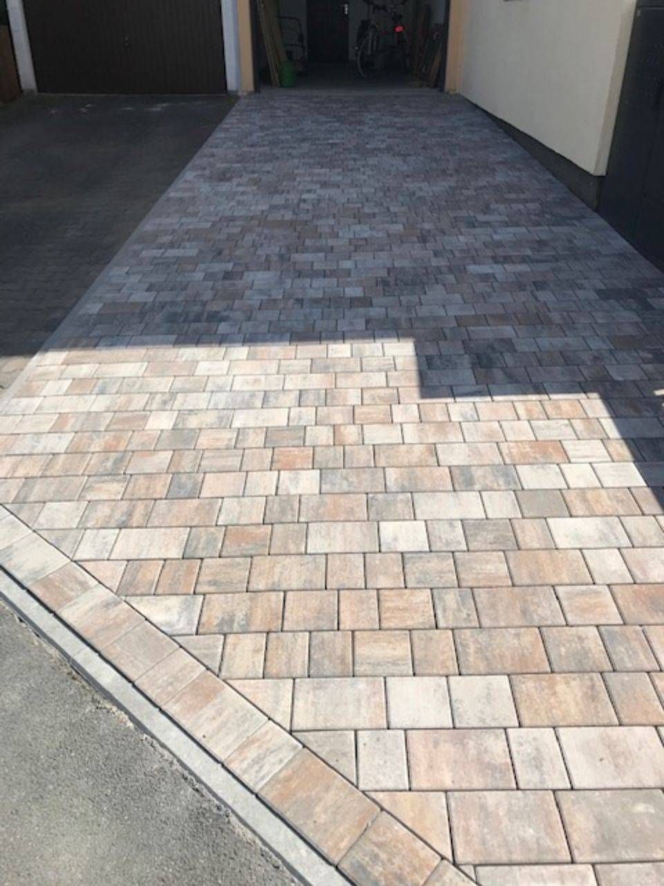 Gepflasterte Einfahrt, angelegt von ÖKo Gartenbau