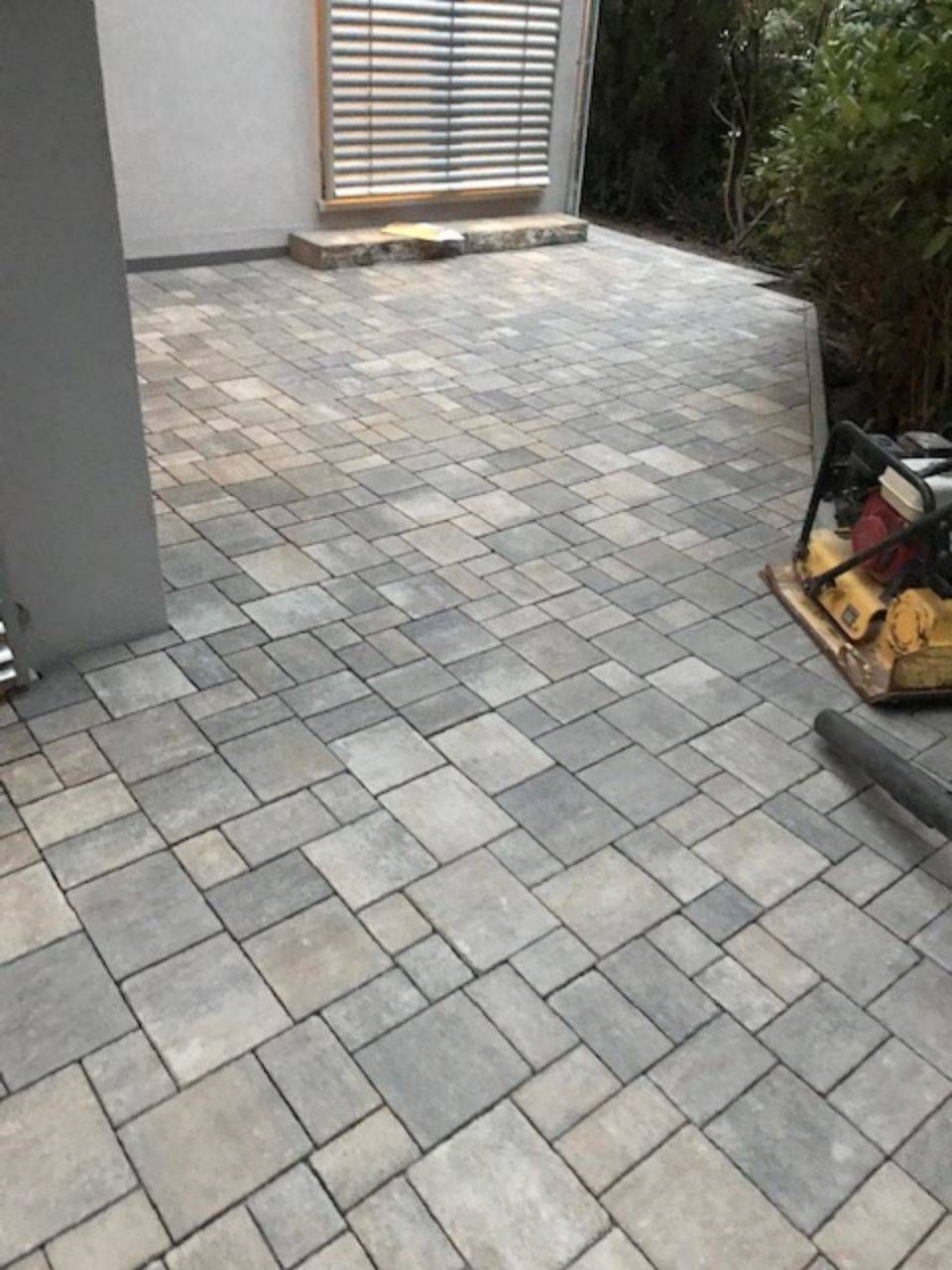 Gepflasterte Terrasse, angelegt von ÖKo Gartenbau