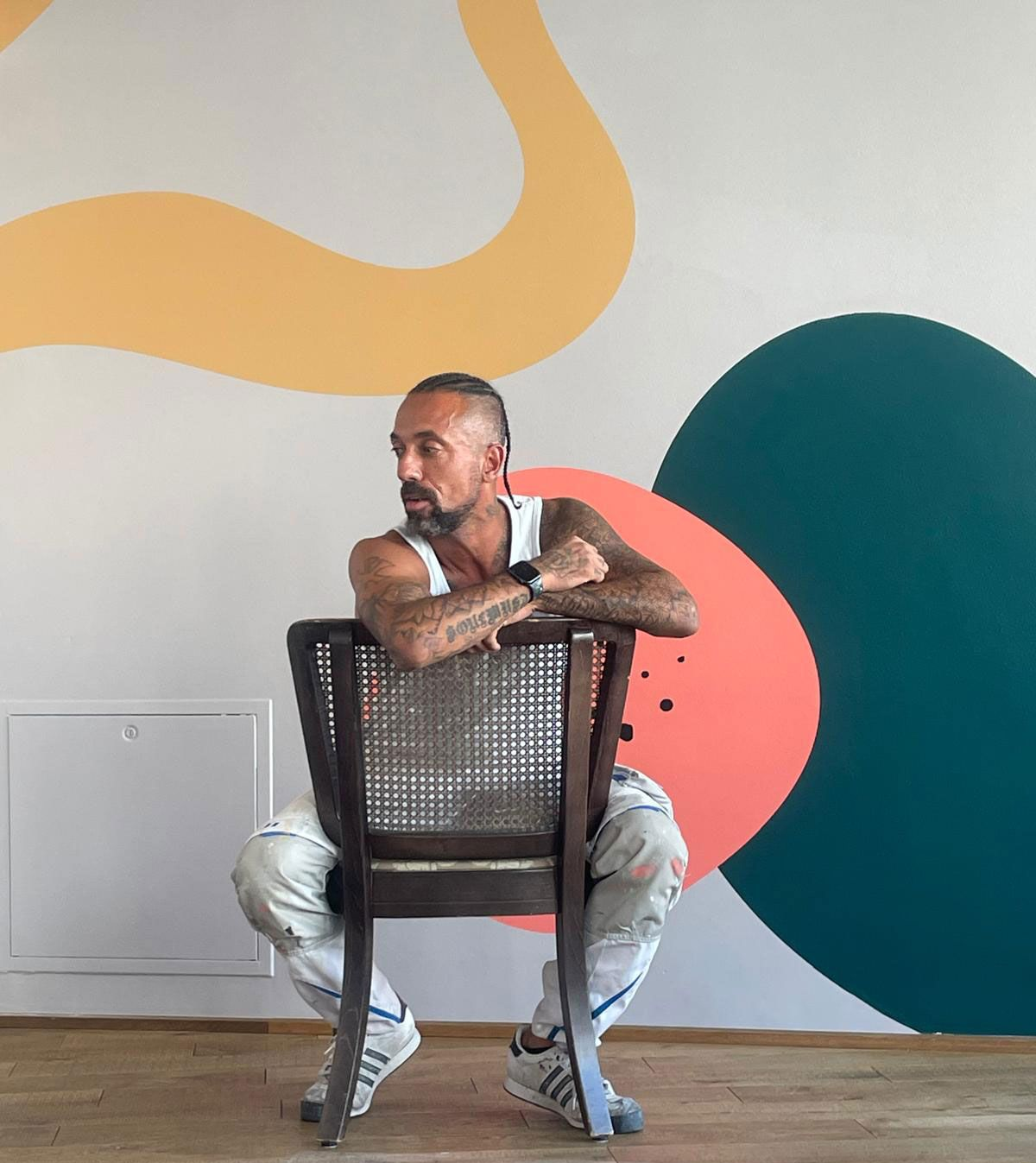 Ein Haufen verschiedenfarbiger Pulver, darunter Blau, Rot und Grün.