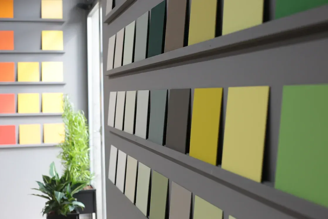 Eine Wand mit vielen verschiedenfarbigen Quadraten darauf