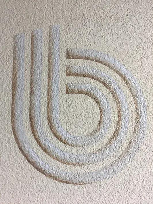 Eine Nahaufnahme eines weißen Wirbels auf einer weißen Oberfläche.