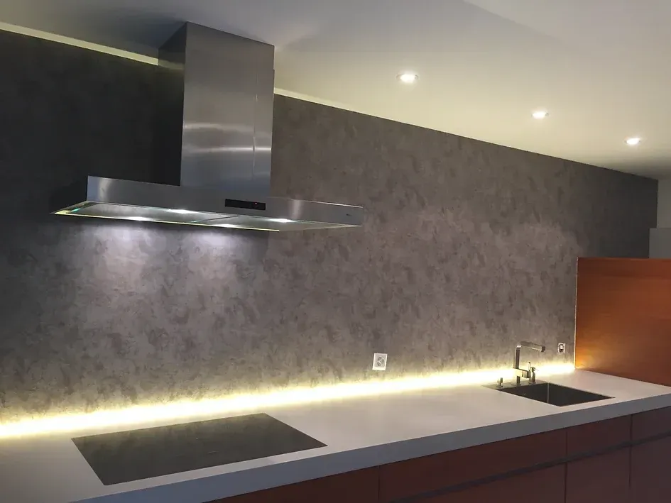 Eine Küche mit Herd und Spüle