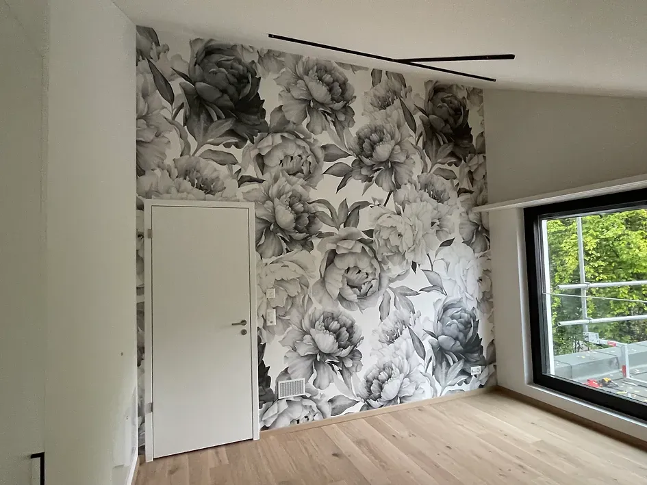 Ein Zimmer mit einer großen Blumentapete an der Wand.
