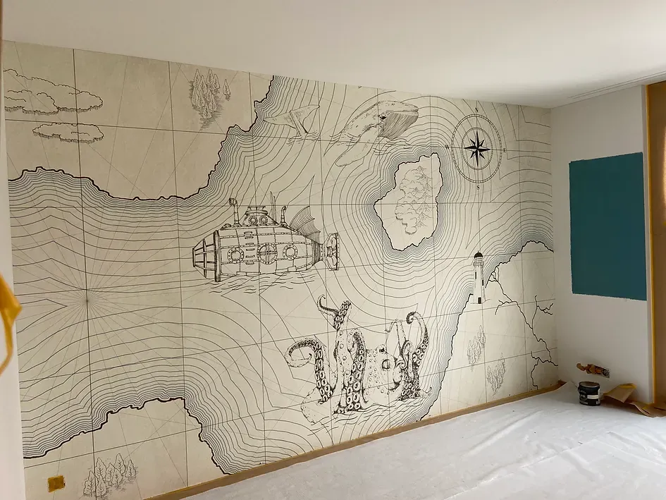 Ein Raum mit einer großen Karte an der Wand