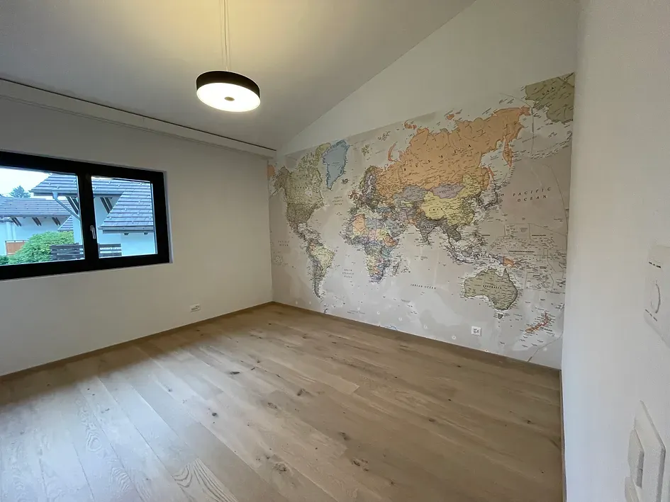 Ein leerer Raum mit einer großen Weltkarte an der Wand.