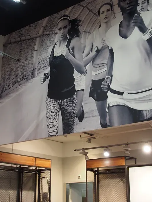 Ein Schwarzweißfoto von drei Frauen, die auf einer Laufbahn laufen