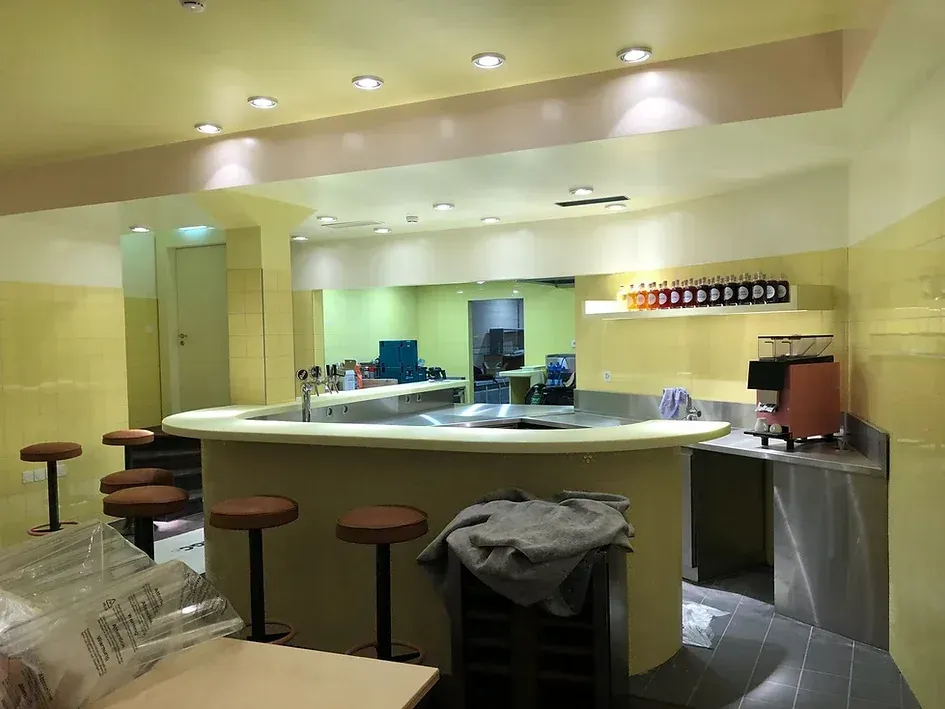 Ein Restaurant mit langer Theke und Hockern