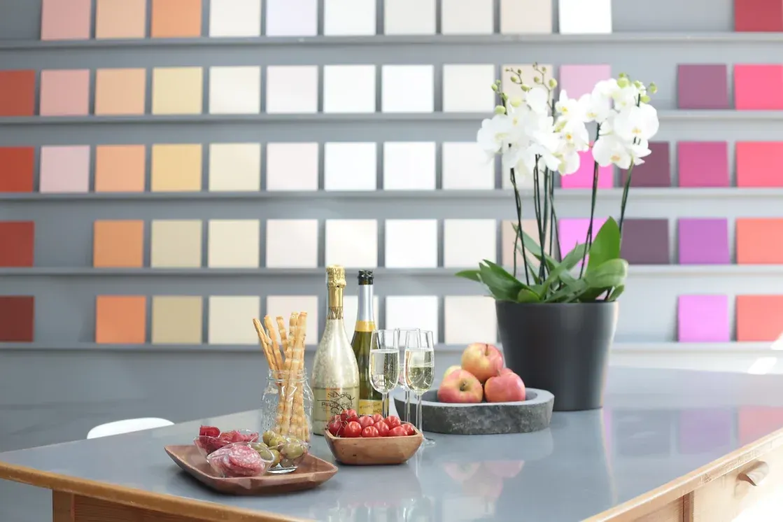 Ein Tisch mit einer Flasche Wein und Obst darauf