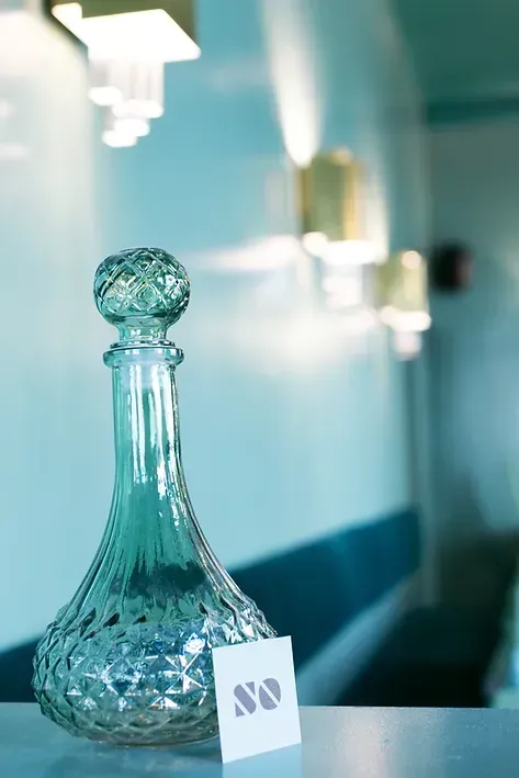 Eine Glasflasche mit einer Karte, auf der „Nein“ steht