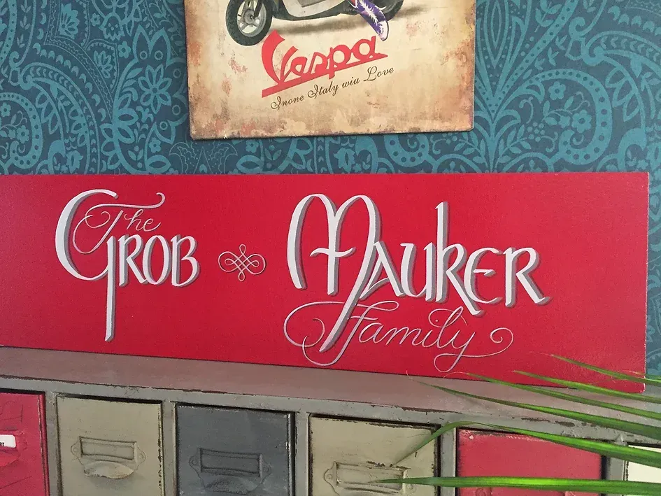 Ein rotes Schild mit der Aufschrift „Familie Grob Maurer“