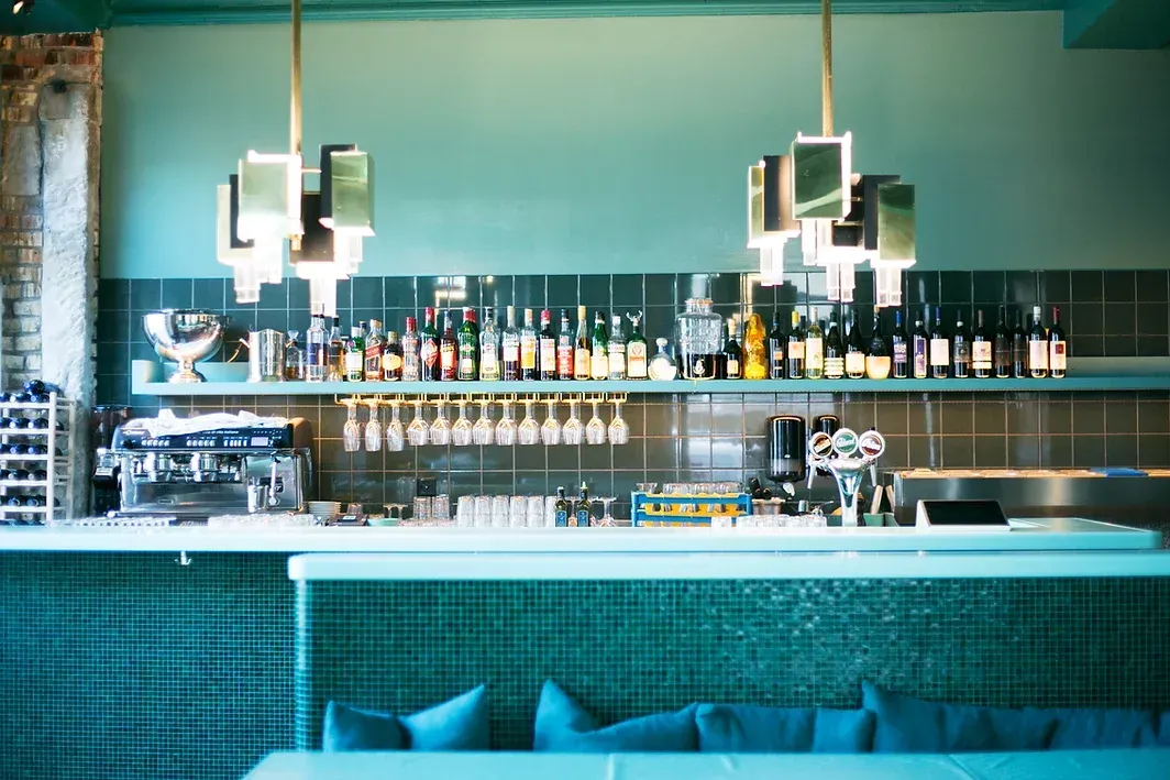 Eine Bar in einem Restaurant mit vielen Flaschen im Regal.