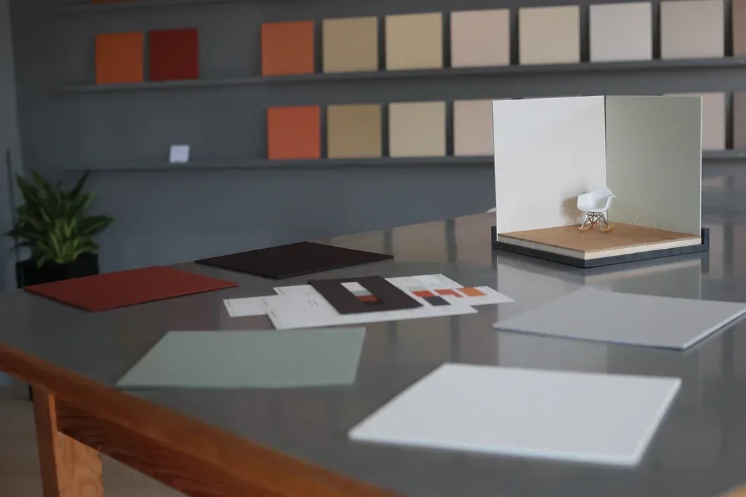 Ein Tisch mit Papieren und einem Schaf darauf