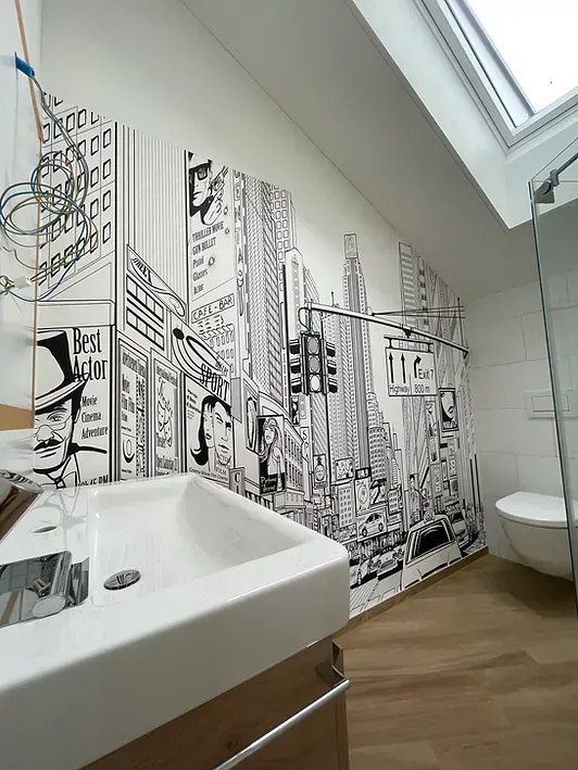 Ein Badezimmer mit Waschbecken, Toilette und einem Wandgemälde an der Wand.