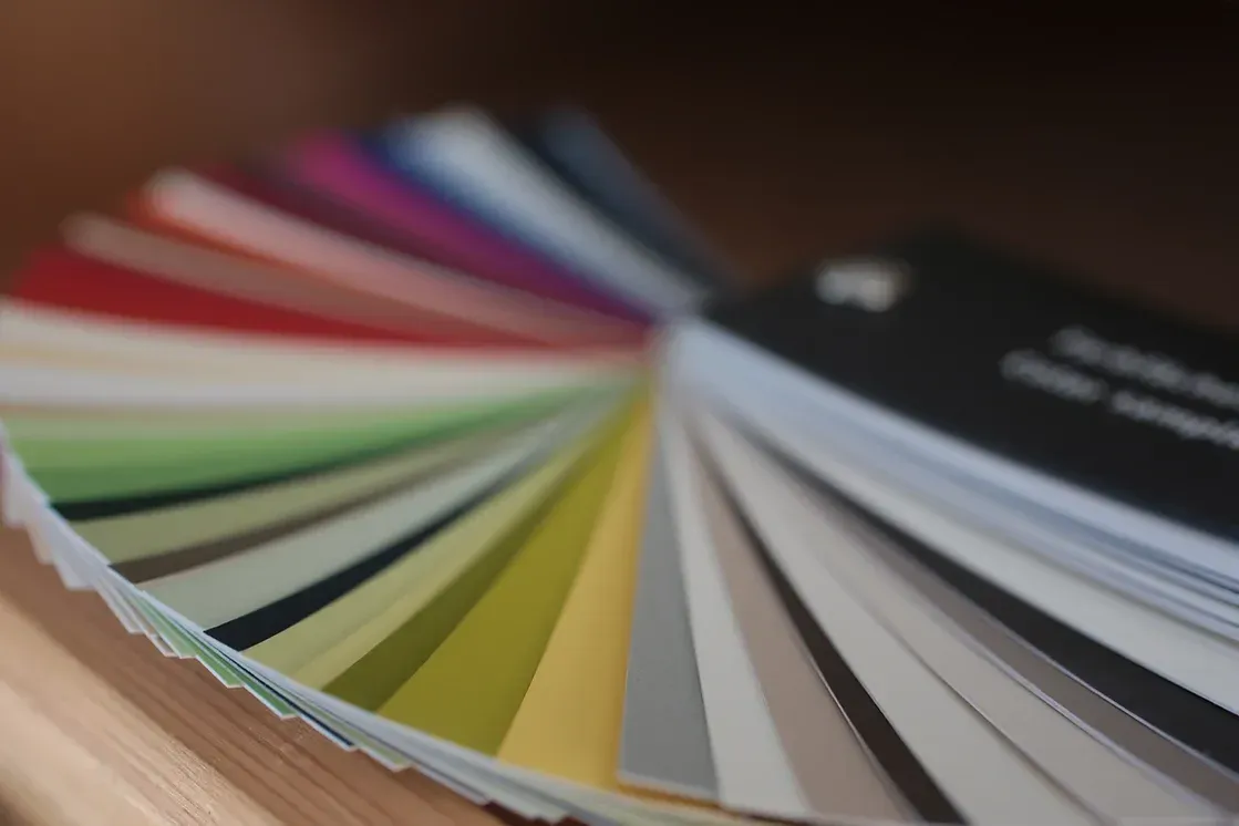 Ein Buch ist auf einer Seite aufgeschlagen, auf der „a“ steht.