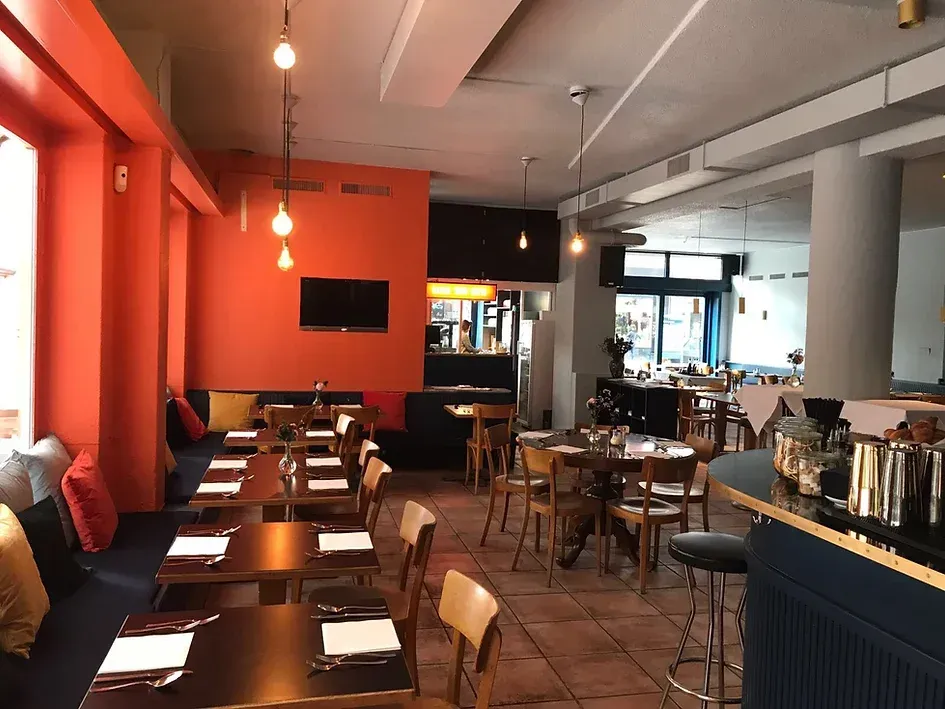 Ein Restaurant mit Tischen und Stühlen und einer Bar