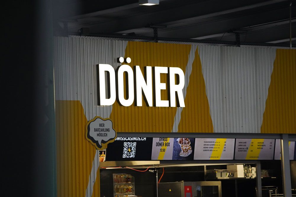 Ein Schild mit großen, weißen, serifenlosen Buchstaben, die 