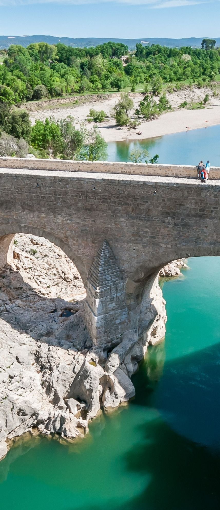 Pont en pierre avec des arches