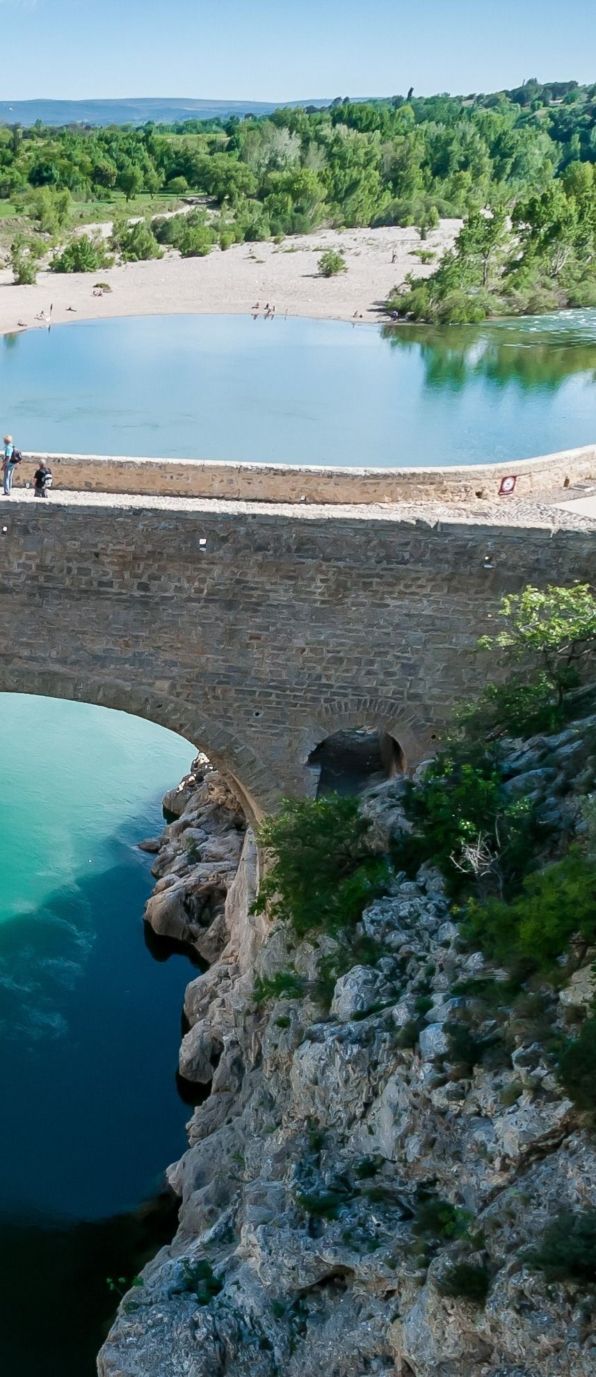 Pont en pierre au-dessus d'une rivière