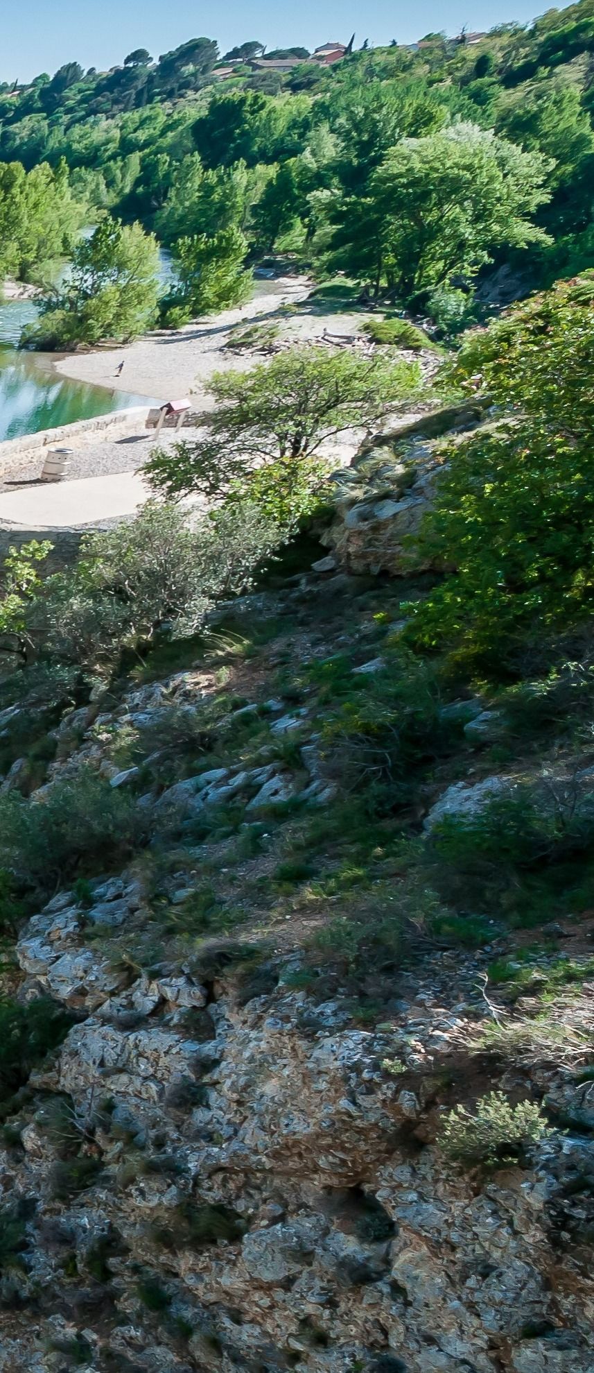 Fin du pont en pierre qui se poursuit sur une route