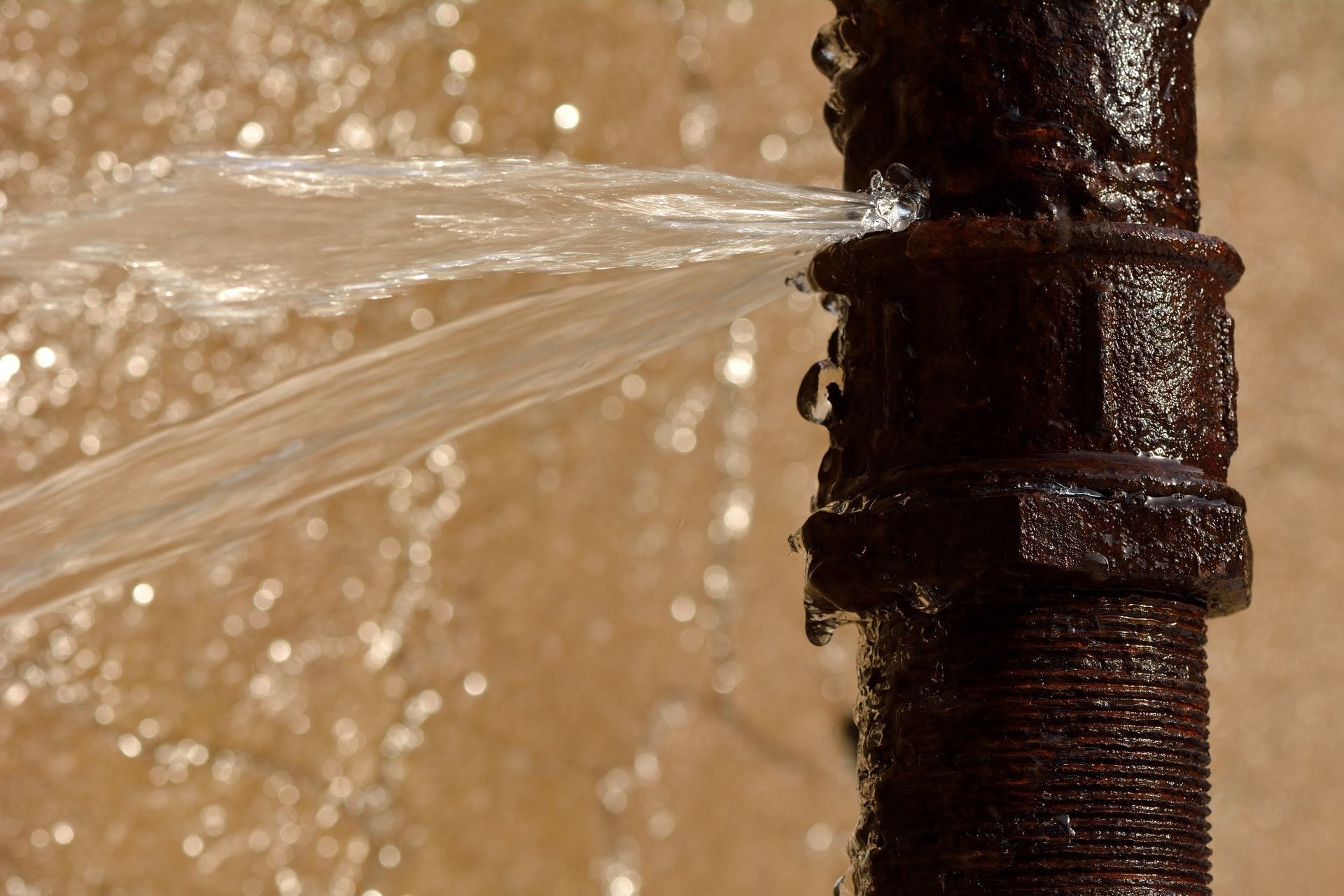 Tuyau de canalisation qui fuit au niveau d'un joint