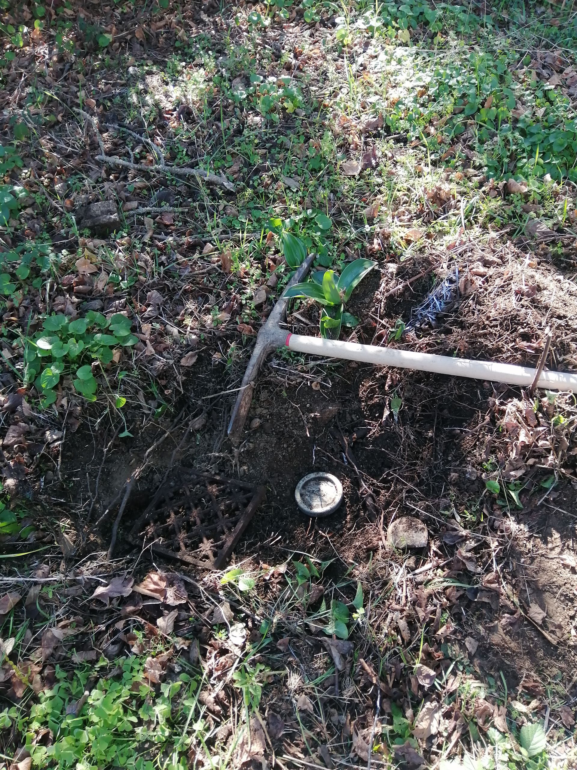Pioche près d'une canalisation