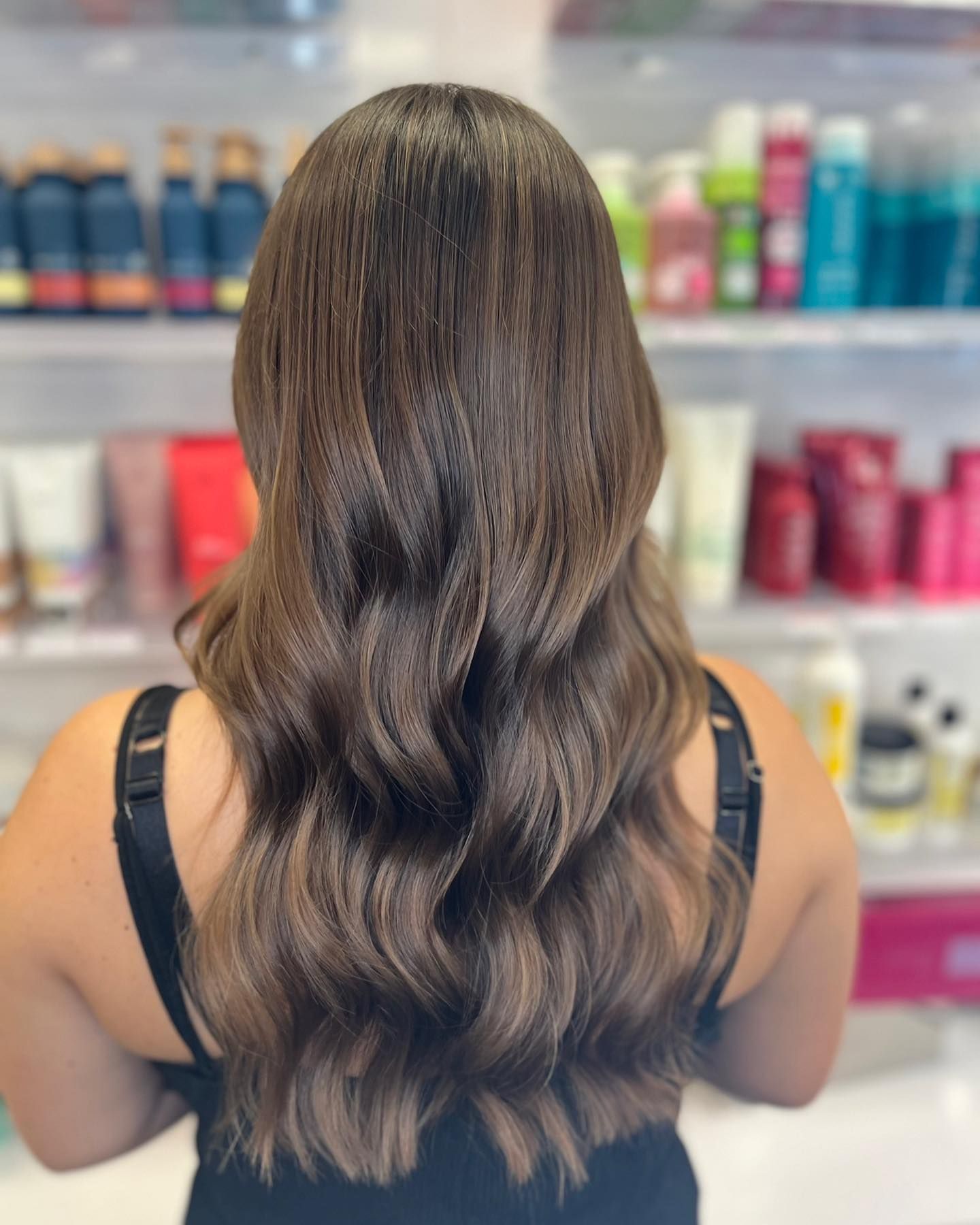 Cheveux longs bouclés châtains