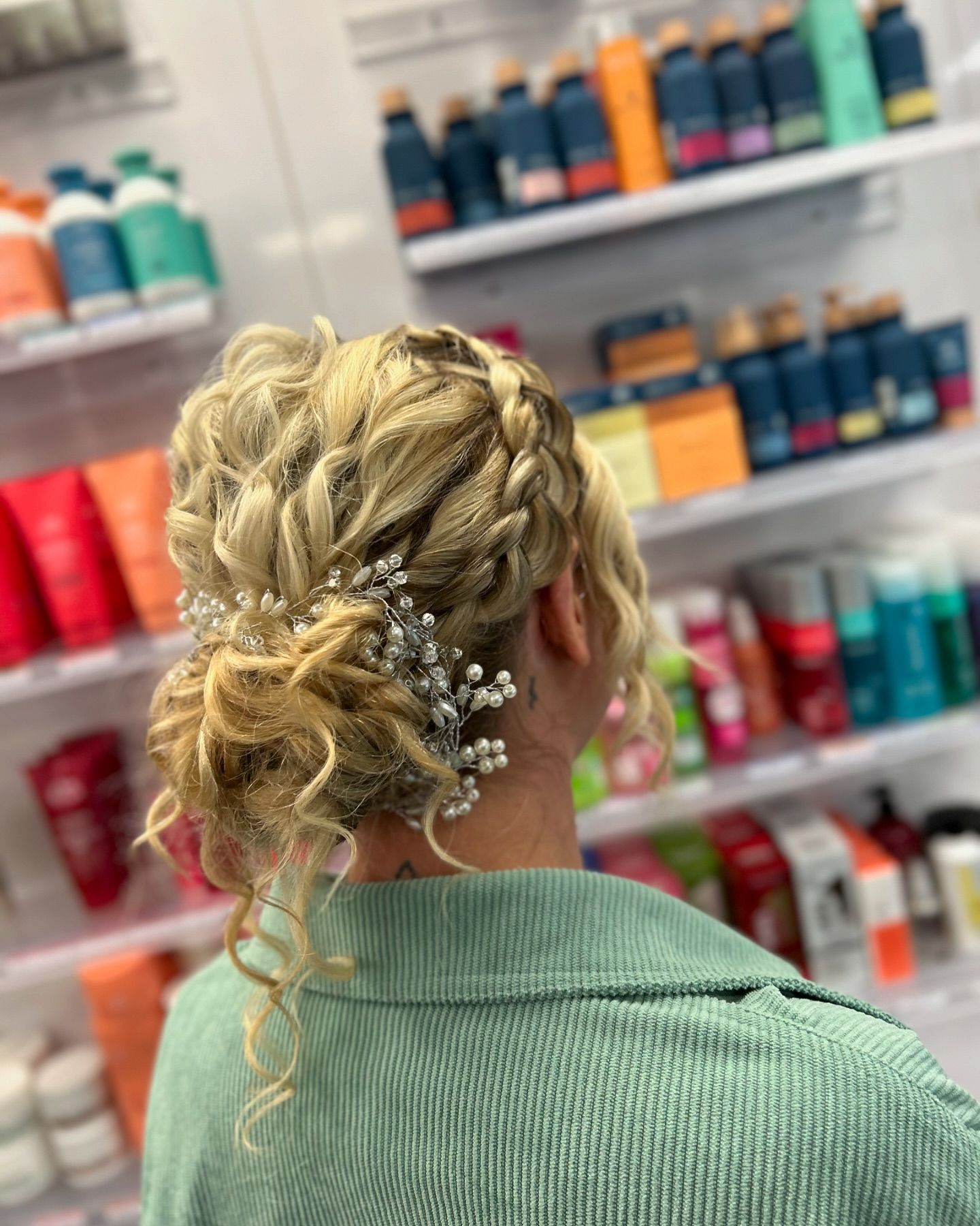 Coiffure avec des boucles et attaches