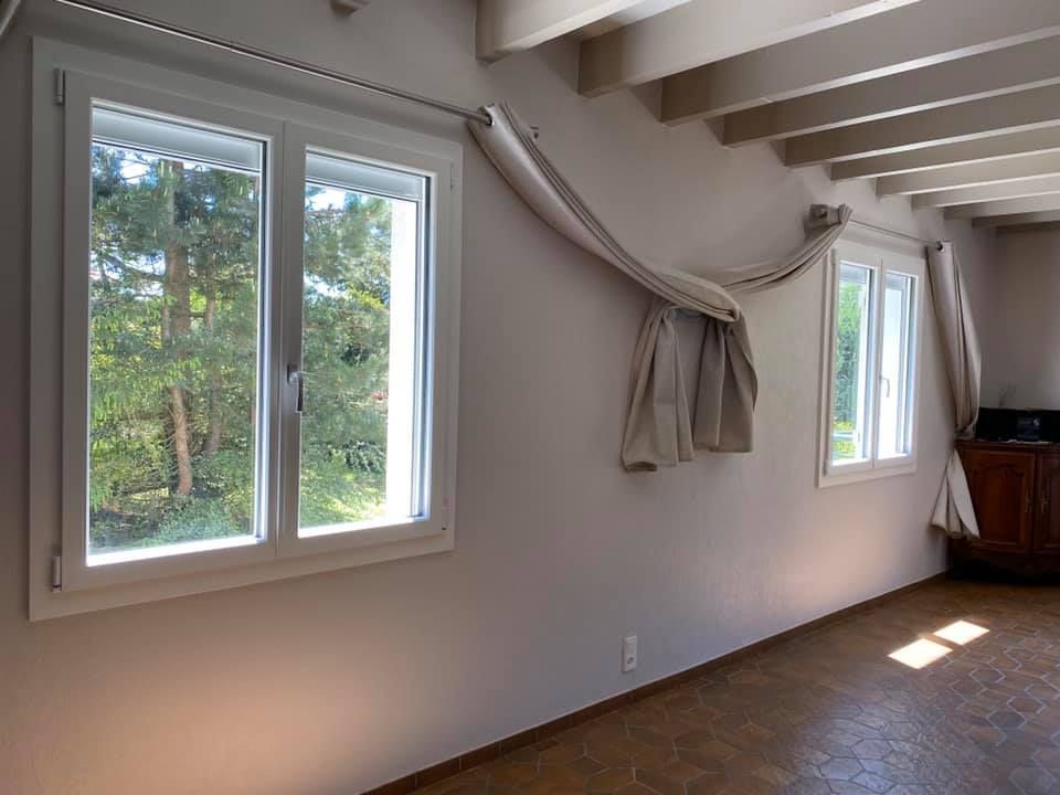 Intérieur d'une pièce avec deux fenêtres fermées.