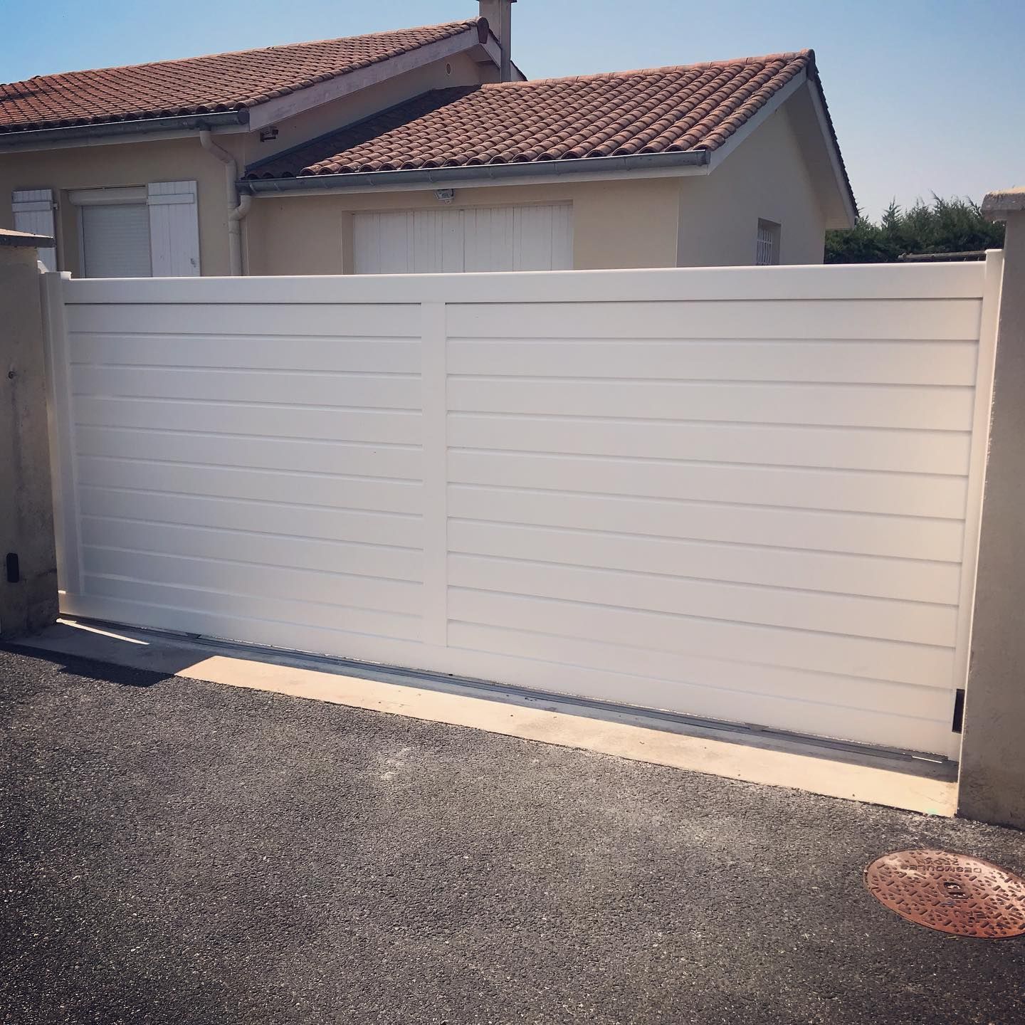 Un portail blanc fermé.