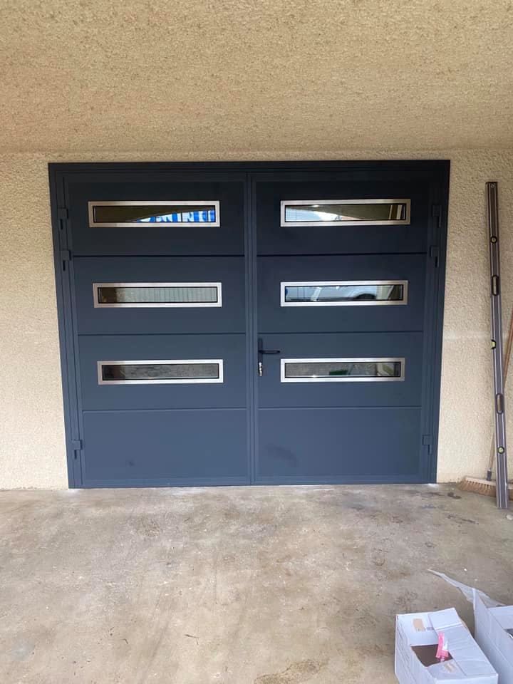Une porte de garage de couleur anthracite fermée.