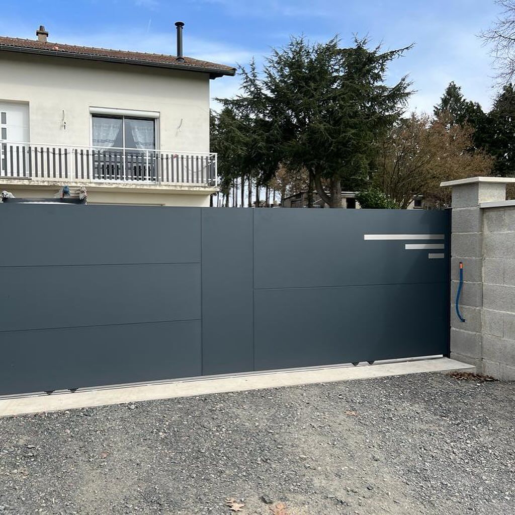 Un grand portail extérieur fermé.