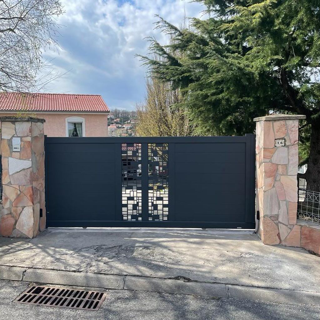 Un portail noir anthracite fermé.