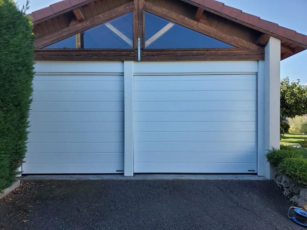 Double porte de garage blanche.