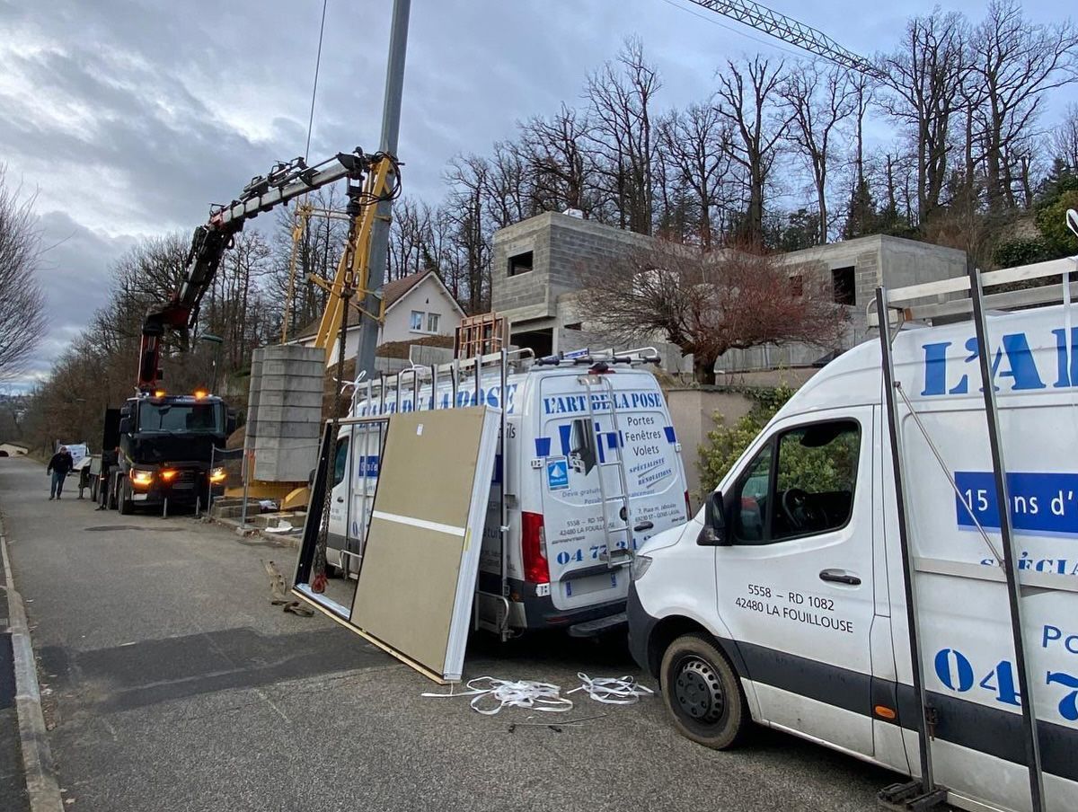 Deux camionnettes blanches garées sur le bord de la route.