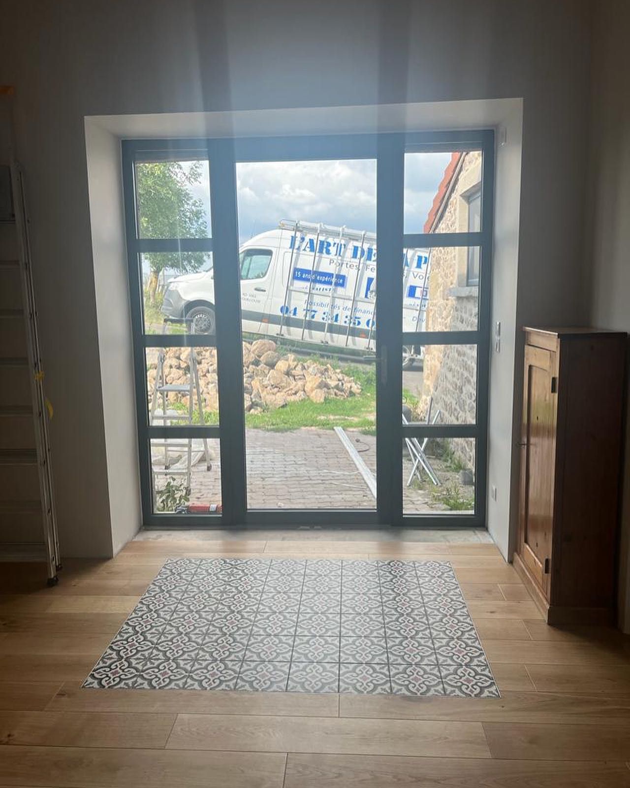 Camionnette de L'Art de la pose à travers les vitres de la porte d'entrée.