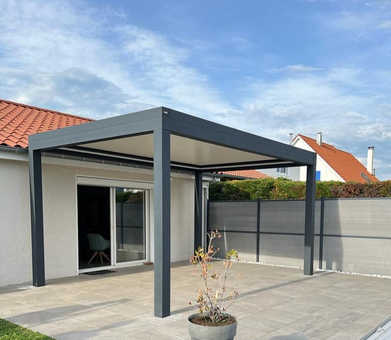 Pergola contre une maison.