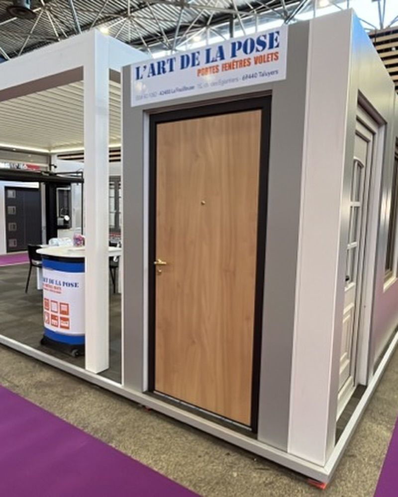 Une porte d'entrée sur le stand de L'Art de la pose.