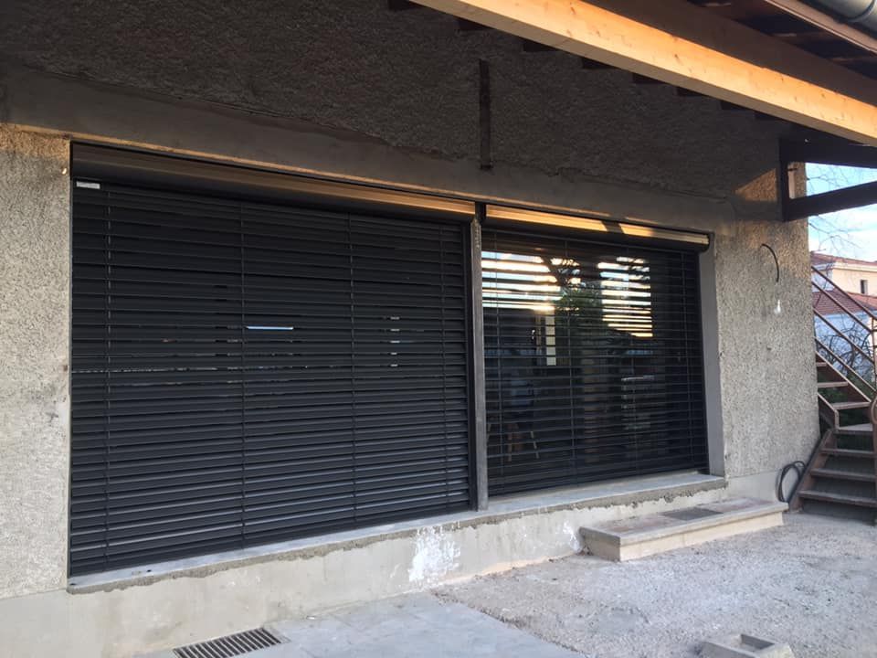 Stores extérieurs déployés sur deux fenêtres.