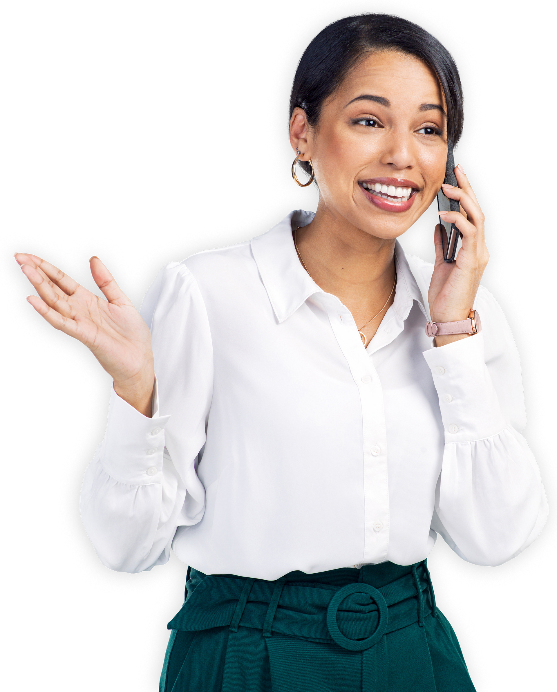 Une femme souriante en train de téléphoner.