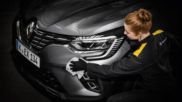 Mitarbeiter der Willi Beyer GmbH begutachtet den Schaden an einem Auto