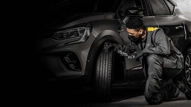 Reifen eines Autos werden in der Werkstatt der Willi Beyer GmbH gewechselt