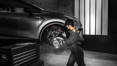 Mitarbeiter der Willi Beyer GmbH schreibt die Ergebnisse einer Wartung auf