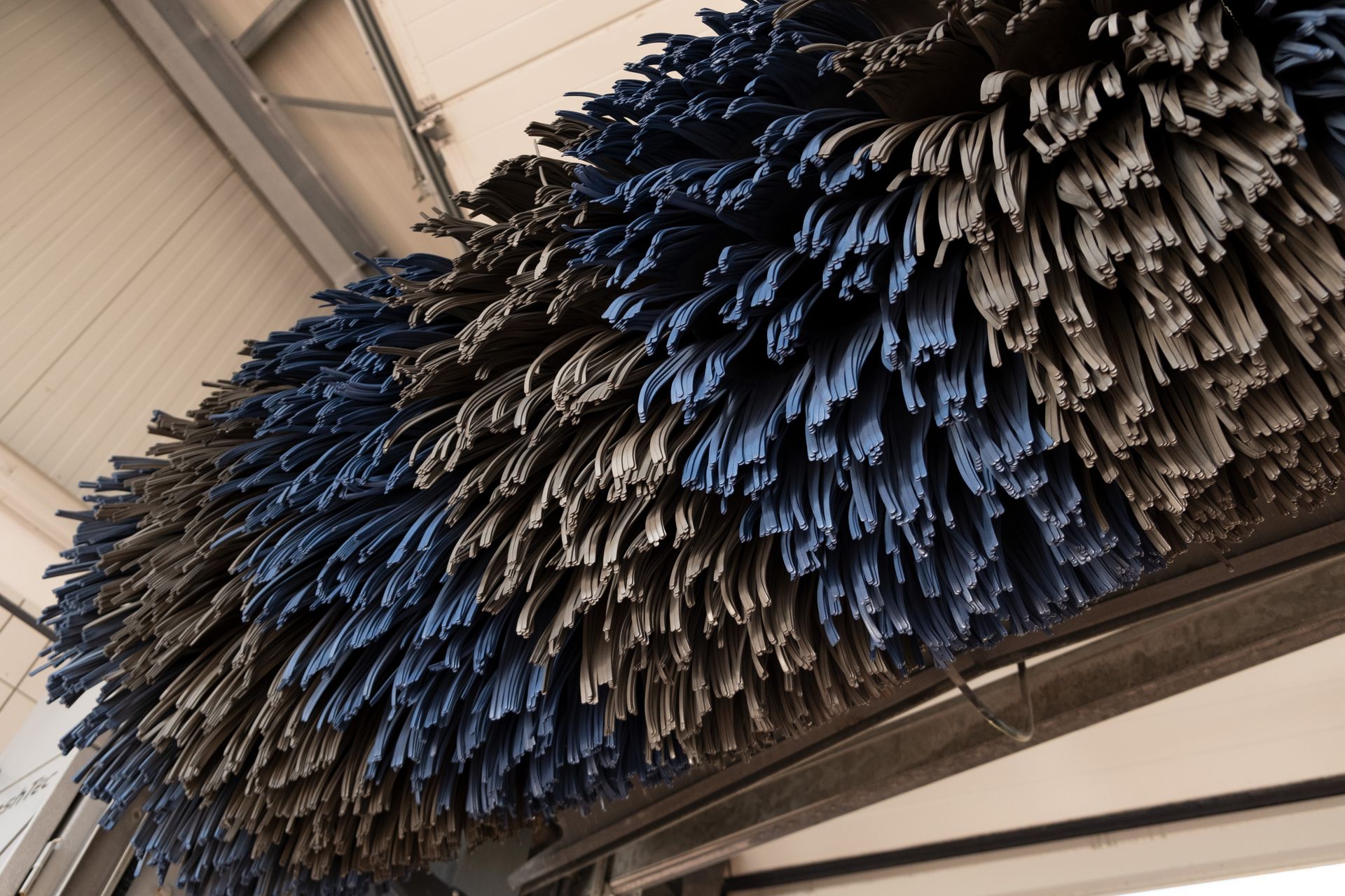 Mitarbeiter der Willi Beyer GmbH repariert den Motor eines Autos