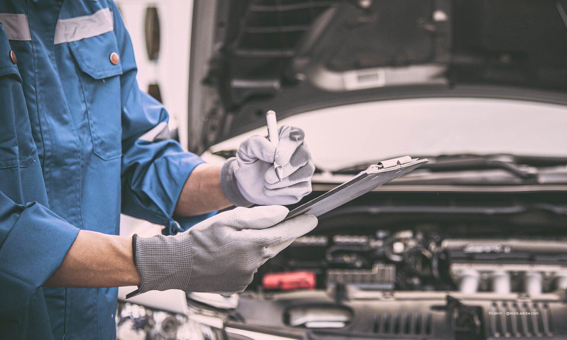 Mitarbeiter der Willi Beyer GmbH schreibt die Ergebnisse einer Wartung auf