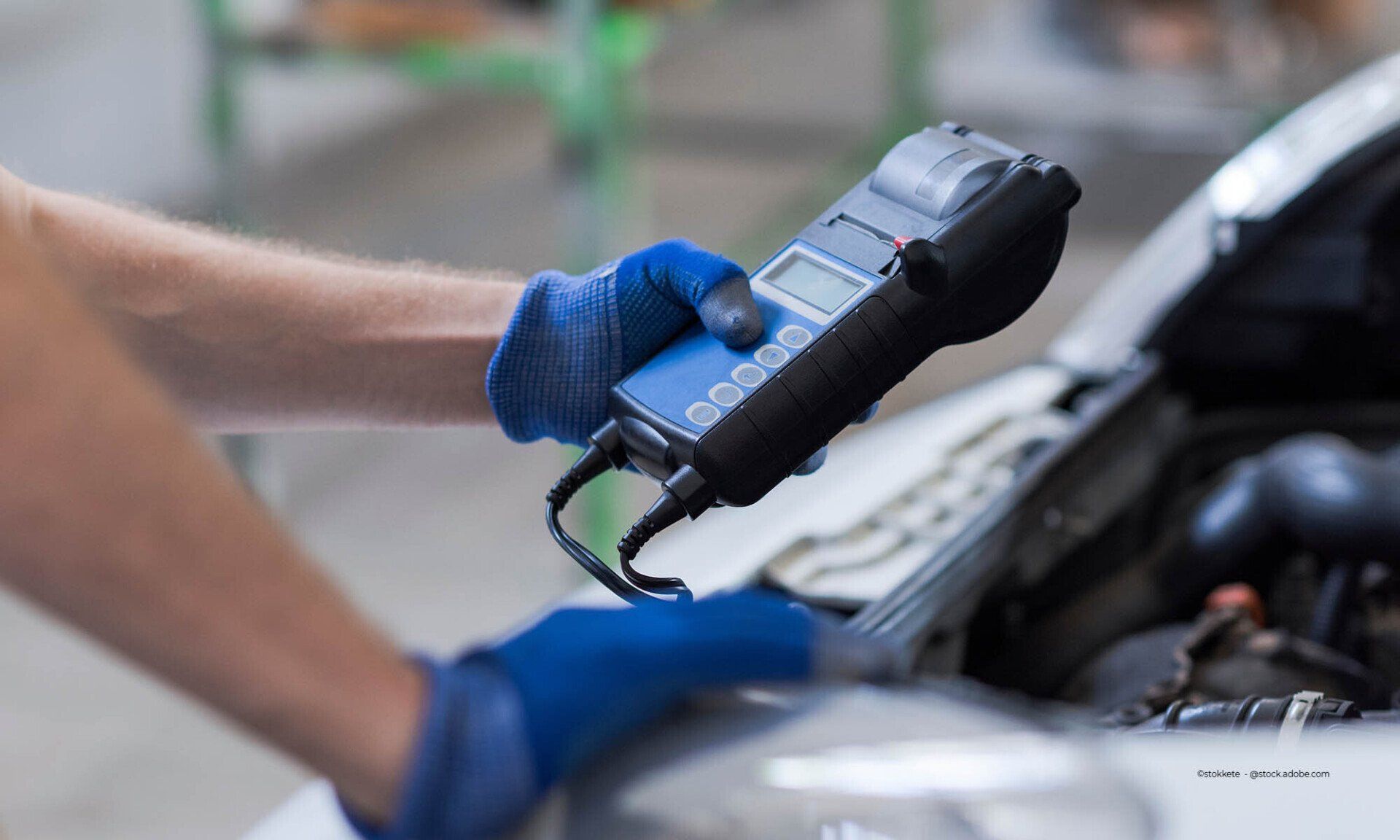 Mitarbeiter der Willi Beyer GmbH führt eine Abgasuntersuchung durch