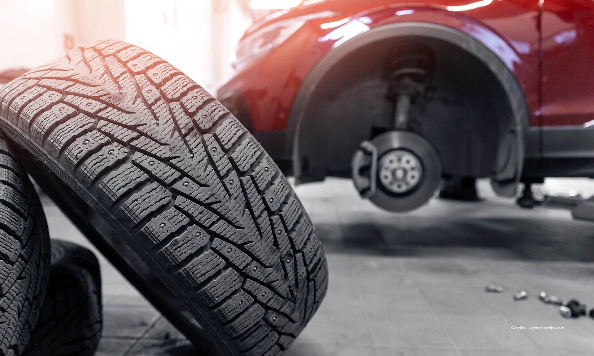 Reifen eines Autos werden in der Werkstatt der Willi Beyer GmbH gewechselt