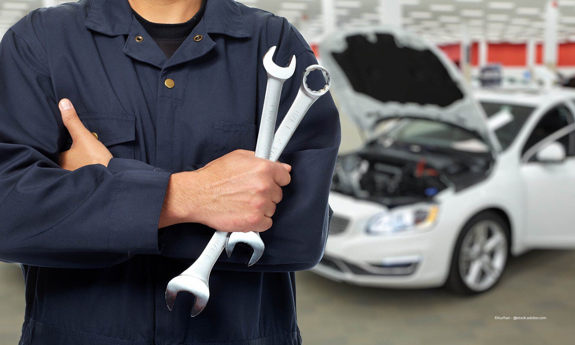 Mitarbeiter der Willi Beyer GmbH steht mit zwei Schrauben