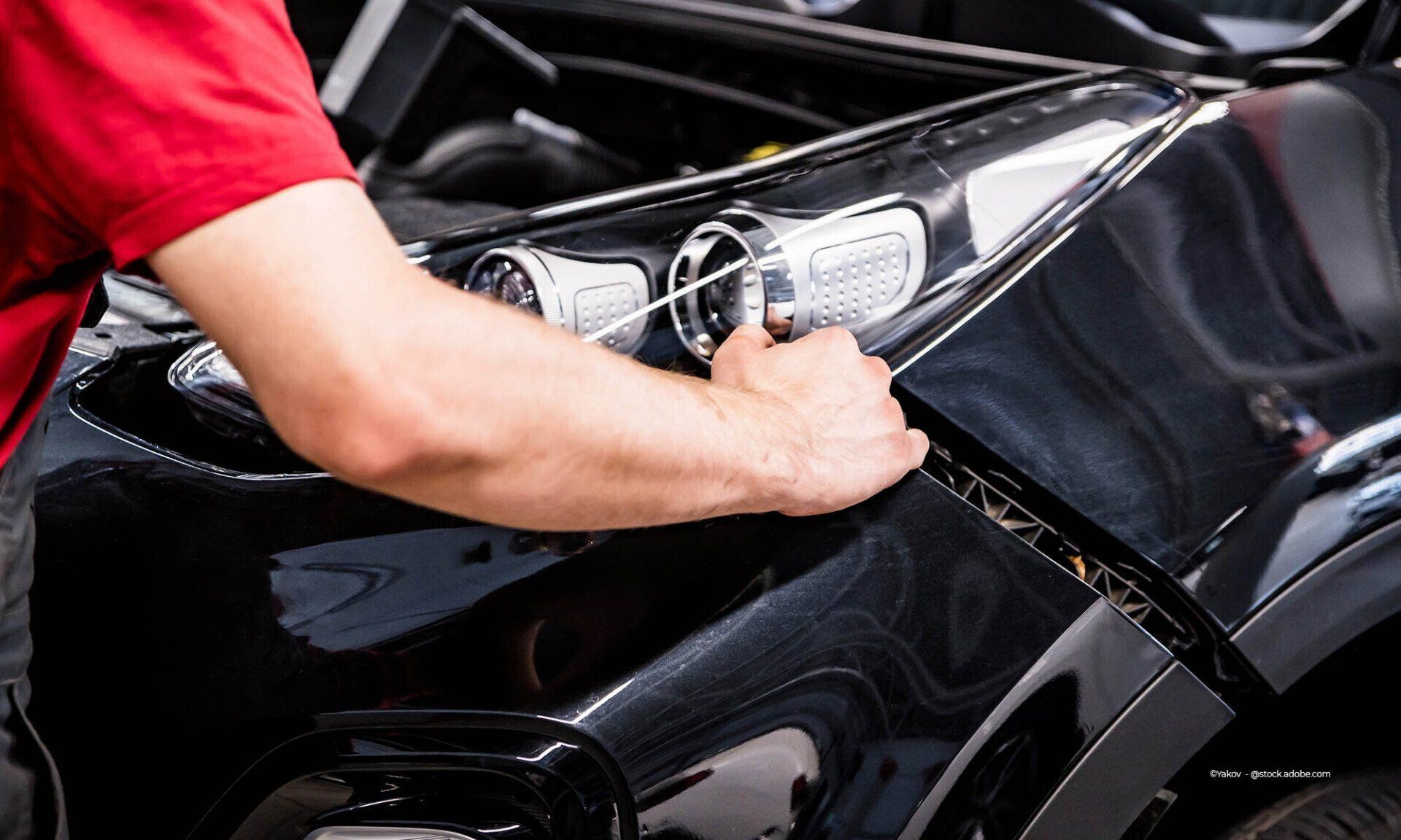 Mitarbeiter der Willi Beyer GmbH begutachtet den Schaden an einem Auto